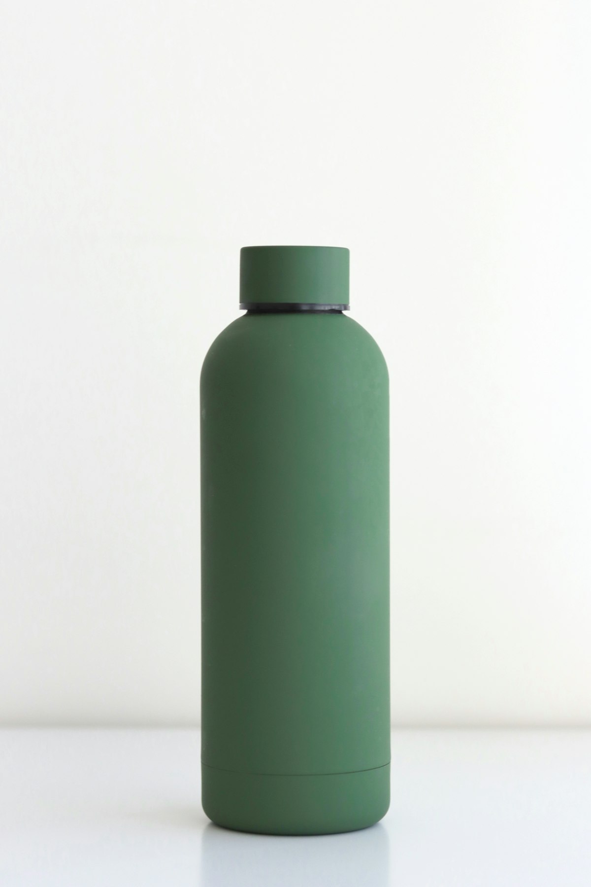 Unbranded green insulated bottle; not the listed KINTO model